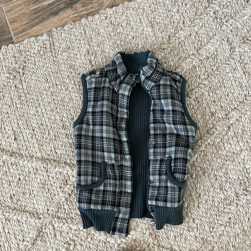 Mossimo zip up vest. Snaps over zipper. Used. Great condition.